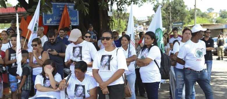 Familiares de mortos na tragédia durante homenagem