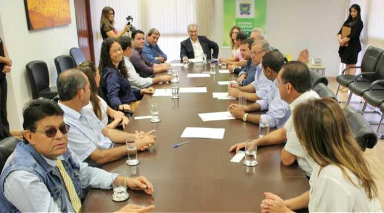 Governador Reinaldo Azambuja em reunião com prefeitos da região sul