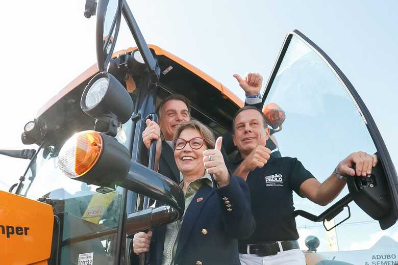 Bolsonaro posa oo lado do governador de São Paulo, João Dória e da ministra de Agricultura, Pecuária e Abastecimento, Tereza Cristina