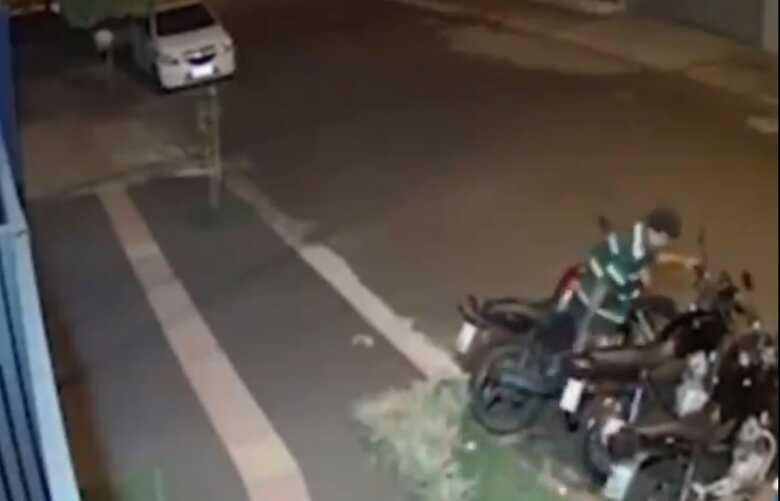 Ladrões furtam moto em frente a academia