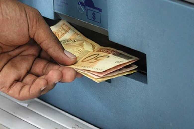 O pagamento do funcionalismo injeta na economia do estado cerca de R$ 454 milhões