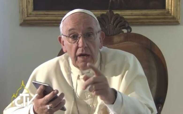 Papa Francisco disse que "quem se transforma em escravo do telefone perde a sua liberdade"