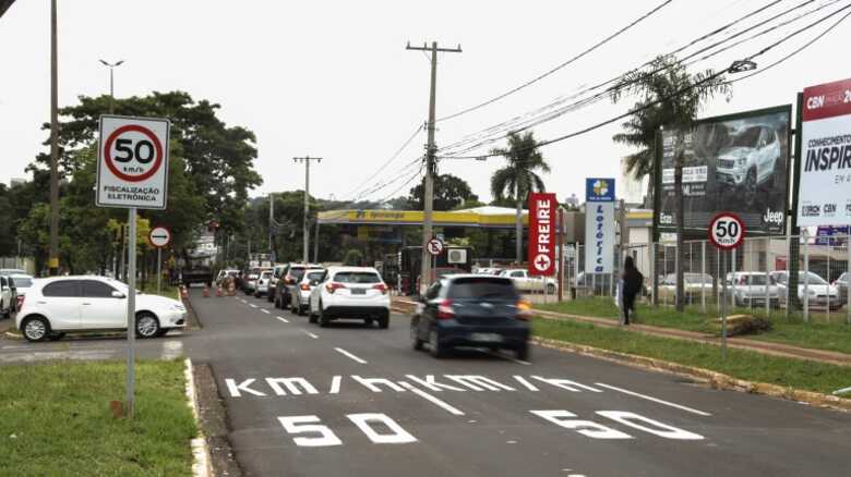 Agetran reforça limite de velocidade com pinturas no aslfato da capital