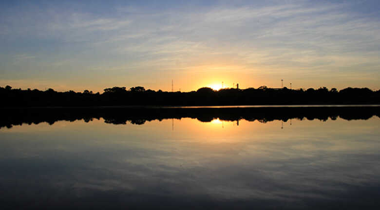 O dia amanheceu com sol entre nuvens