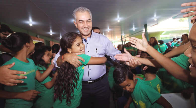 Logo após o lançamento da campanha, o governador segue para a entrega da reforma da escola no Conjunto Rouxinóis