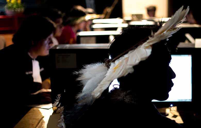 Indígenas em sala de aula, em Rondônia