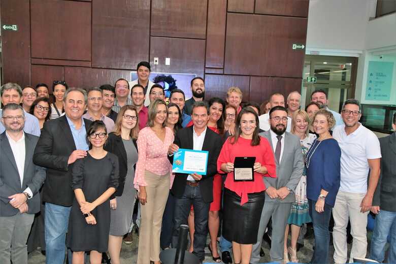 Marquinhos Trad e sua equipe durante a entrega do prêmio, nesta manhã, no Sebrae