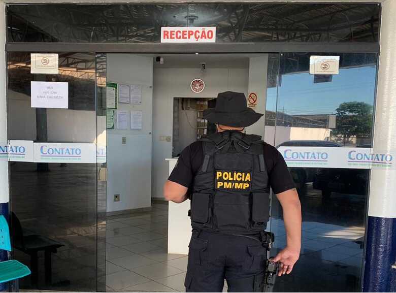 Políciais militares participaram do cumprimento de mandado de busca e apreensões