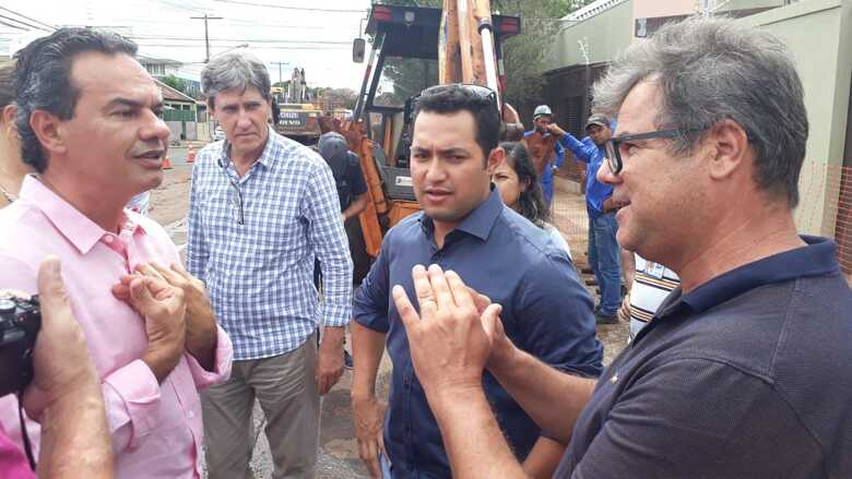 O prefeito Marquinhos ouvindo sugestões dos comerciantes Felício e Eliezer