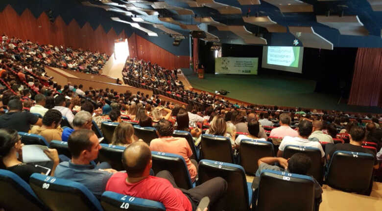 O evento ocorre no Centro de Convenções Rubens Gil de Camillo