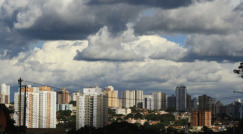 O tempo amanheceu nublado na capital