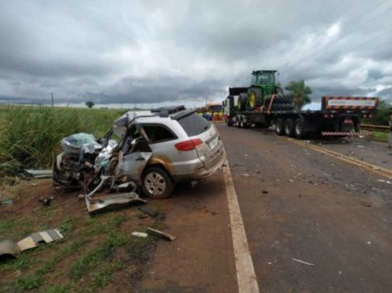 O acidente envolveu um veículo de passeio e uma carreta
