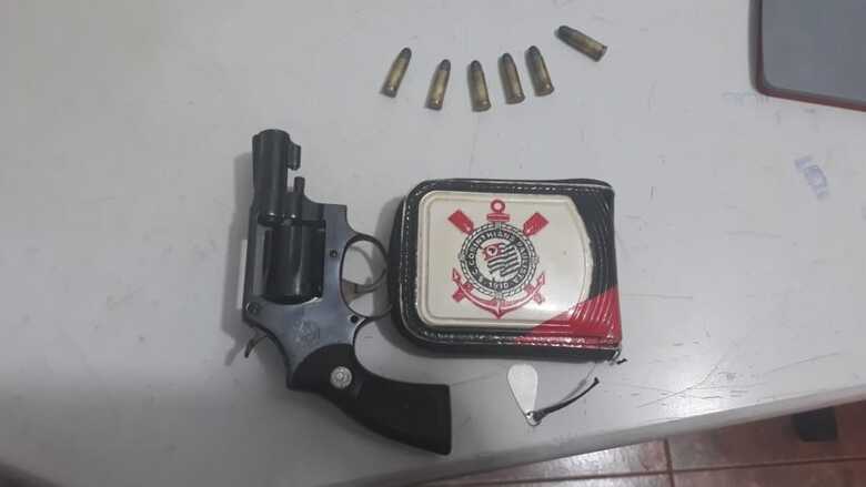 A polícia encontrou um revólver calibre .32 em perfeita estado de conservação com seis munições intactas