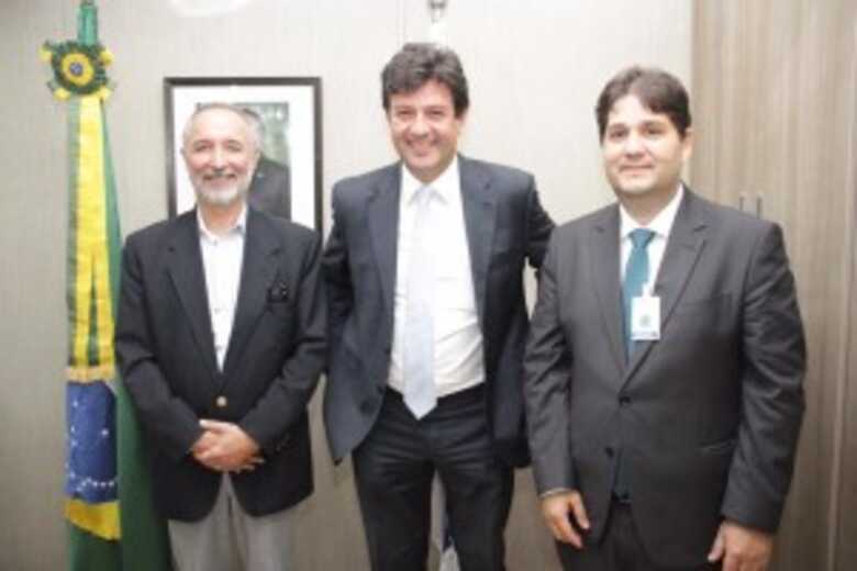 Dr. Carlos Ildemar Barbosa (esquerda), o ministro Luiz Henrique Mandetta e o secretário municipal de Saúde, José Mauro Filho