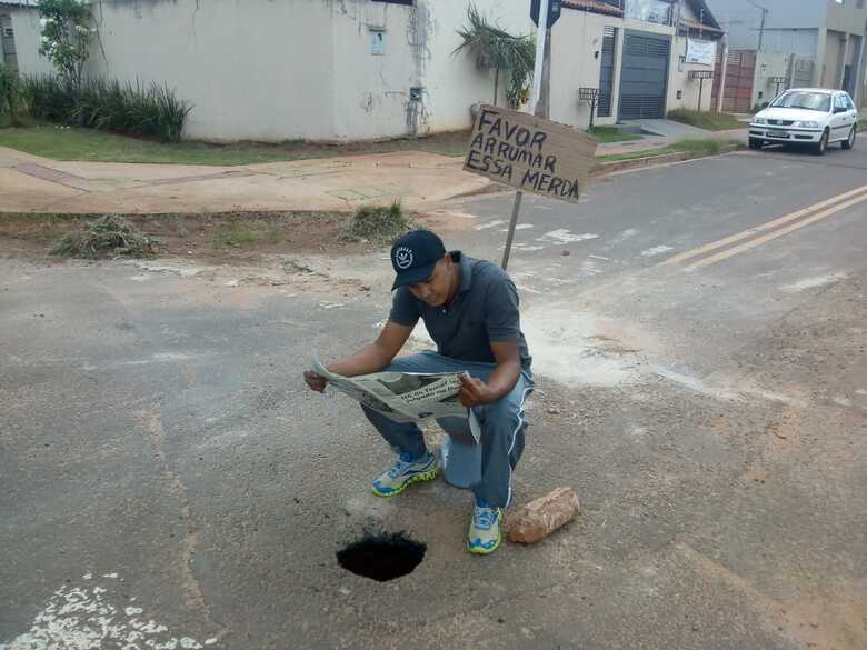 O açougueiro Sandro Borges sentou no vaso sanitário onde também uma placa foi colocada