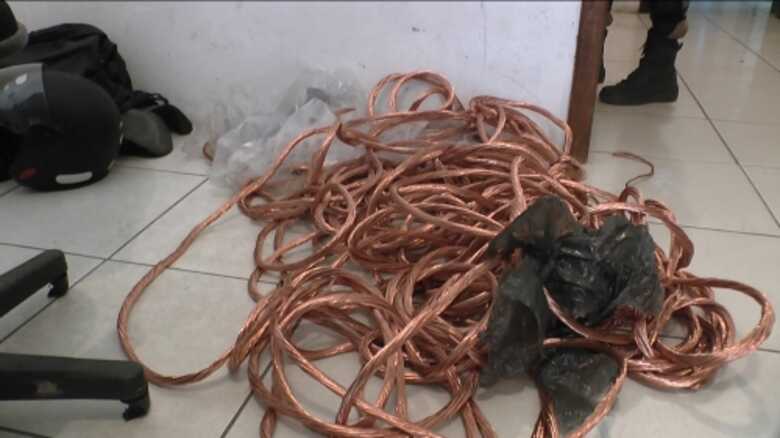 Na mochila do suspeito foi encontrado oito quilos de fios de cobre, um alicate, uma chave de fenda e uma philips