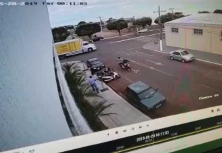 A ação foi registrada por câmeras de segurança