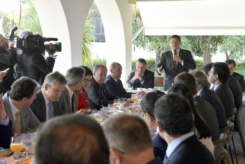 Davi Alcolumbre conversa com os líderes, ao lado de Jair Bolsonaro