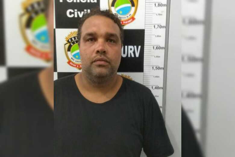 Atilano confessou o crime; havia um mandado de prisão contra ele