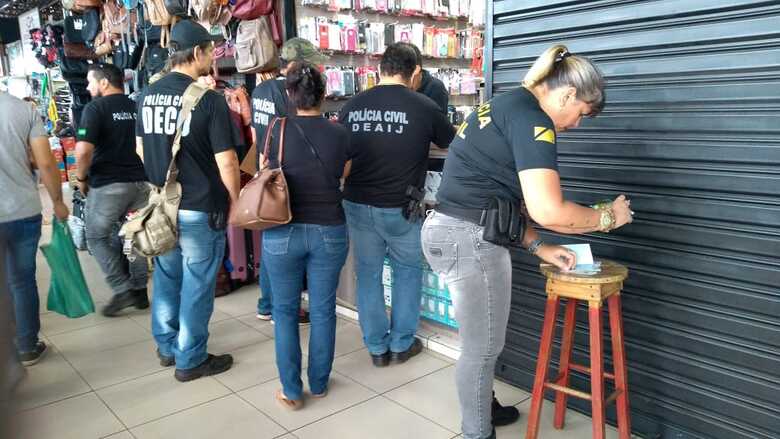 A equipe policial durante revista em uma das lojas