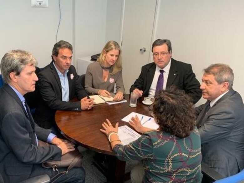 Marquinhos Trad, o secretário Rudi Fiorese e a coordenadora Catiana Sabadin em reunião com a equipe do Ministério do Desenvolvimento Regional