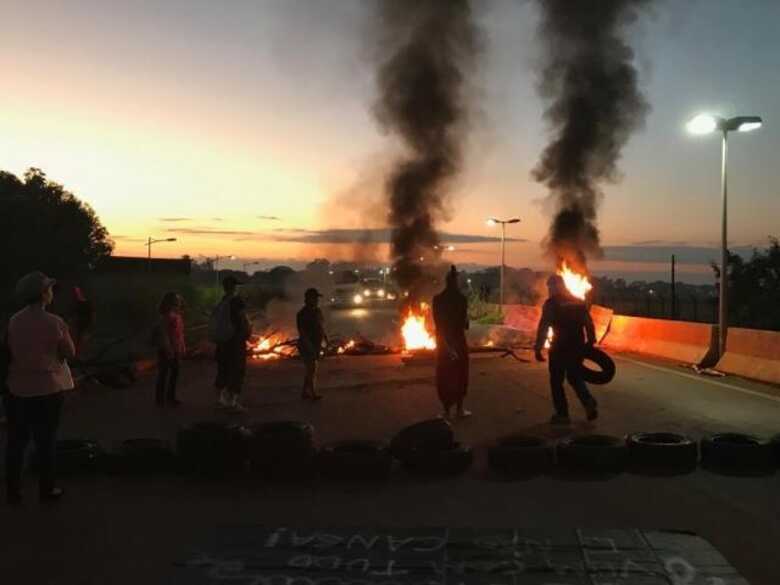 A previsão é de que a manifestação continue até às 10h desta quinta-feira