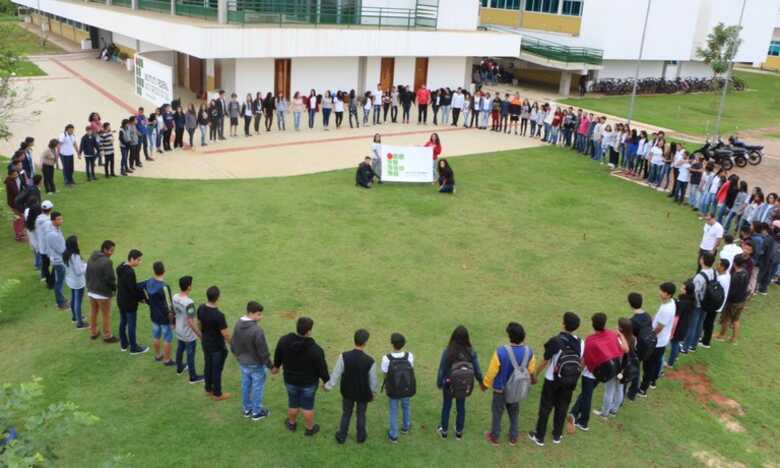 O ato faz parte de um movimento nacional contra o bloqueio de recursos para instituições