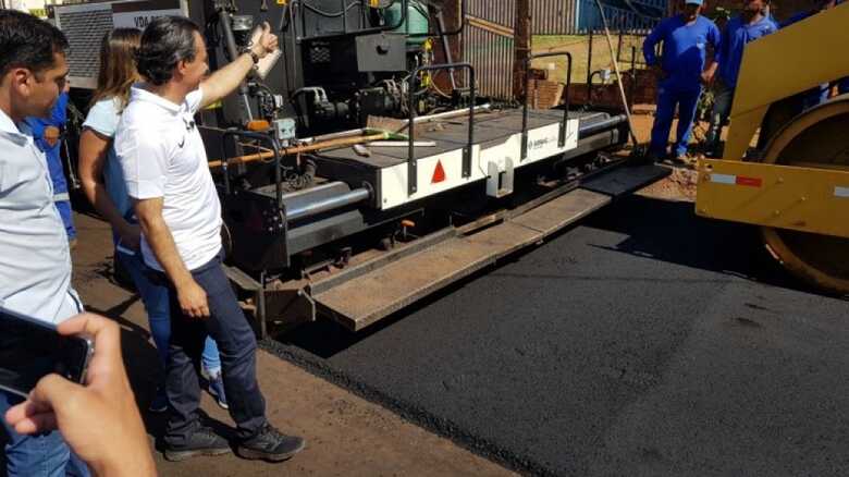 O prefeito Marquinhos Trad vistoriando a obra