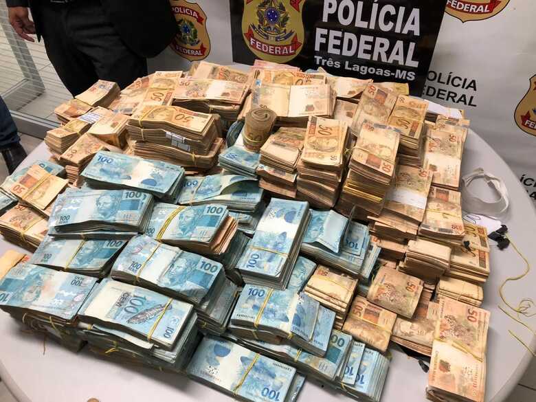 Em um dos locais onde as equipes estiveram foram encontrados dinheiro; são quase R$ 4 milhões, segundo a assessoria