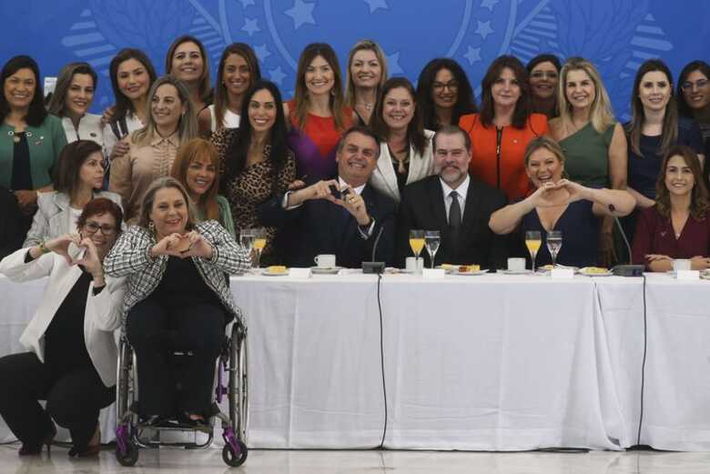 Jair Bolsonaro e Dias Toffoli com as senadoras