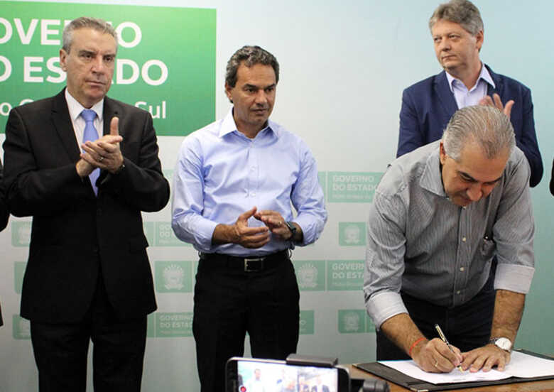 O deputado Paulo Correa, o prefeito Marquinhos Trad, o secretário Jaime Verruck e o governador Reinaldo Azambuja