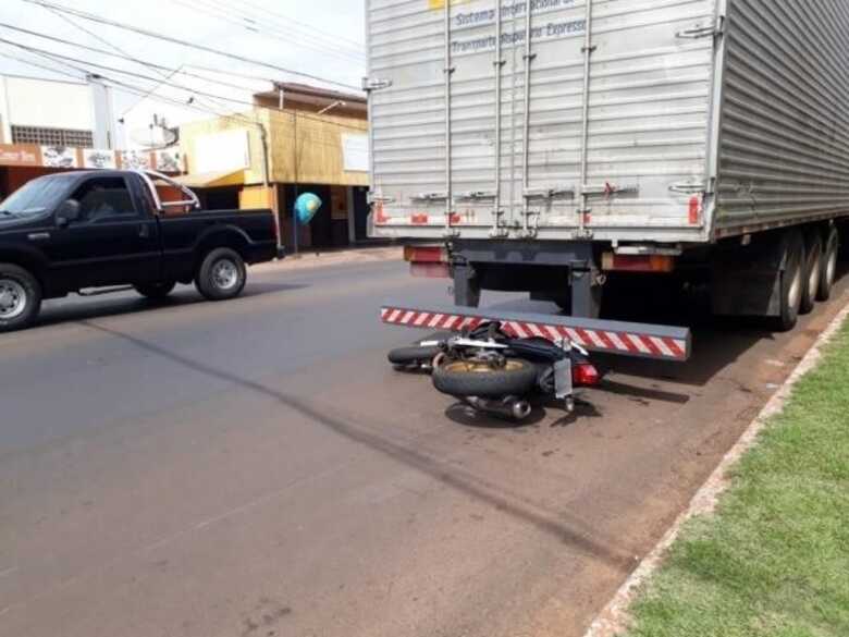 Ele ficou gravemente ferido após bater no para-choques de um caminhão que estava estacionado