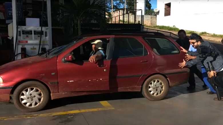 Funcionários do posto ajudaram Oldair Rogério a empurrar o veículo