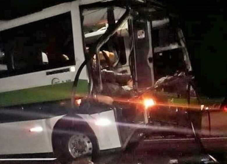 O acidente deixou a parte frontal do ônibus totalmente destruída