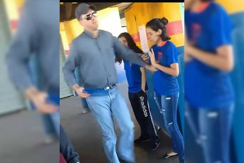 Um homem ainda não identificado empurrou uma das evangelistas