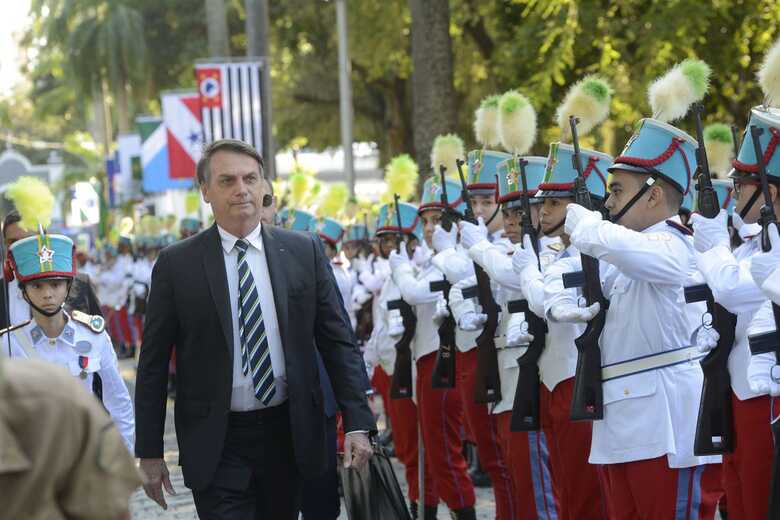 “Queremos mais crianças e jovens estudando nesses bancos escolares”, destacou o presidente