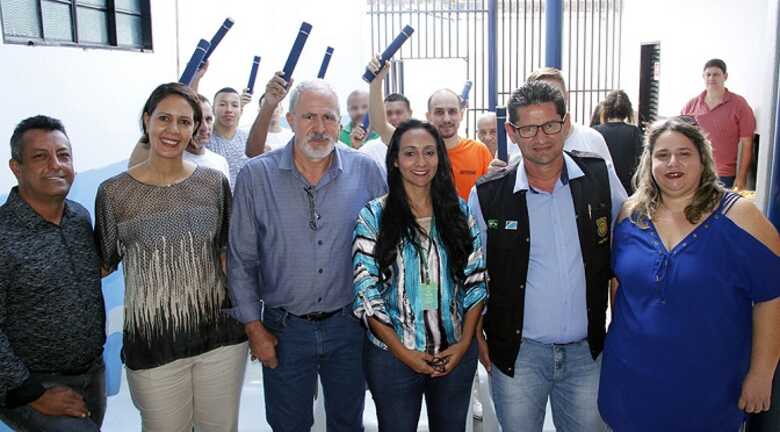 Os detentos, ao fundo, são do Centro de Triagem Anísio Lima, em Campo Grande