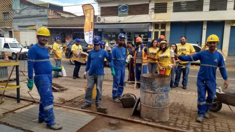 Além da abordagem, foram distribuídos brindes em alusão à campanha, como porta-moedas