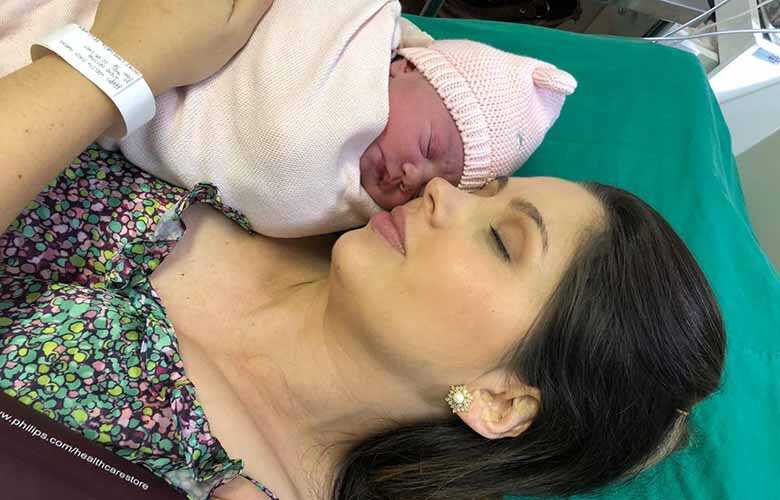Izabel Zorzo e sua filha recém-nascida, Lizzie