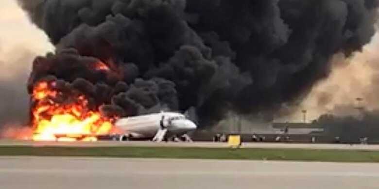 O avião continuou a queimar na pista, causando uma grande coluna de fumaça negra no ar