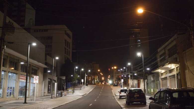 Lâmpadas de LED estão sendo instaladas na 14 de Julho