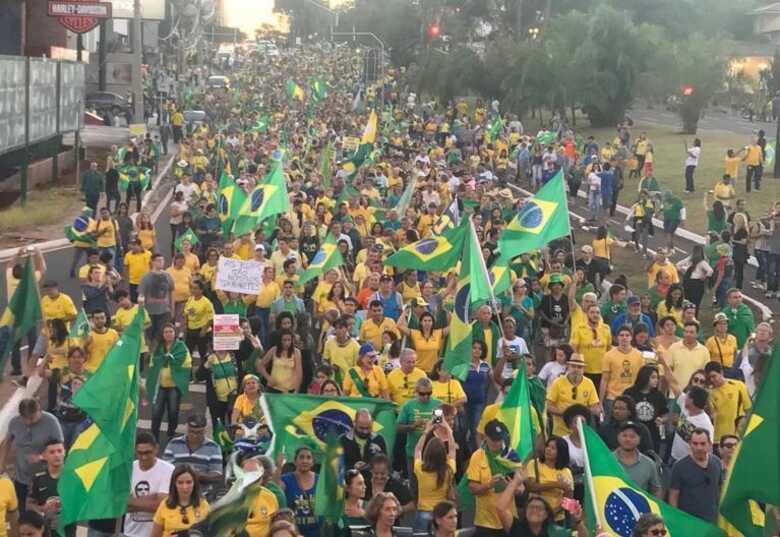 Depois da concentração, em frente ao Ministério Público Federal, os manifestantes seguiram em passeata pela avenida