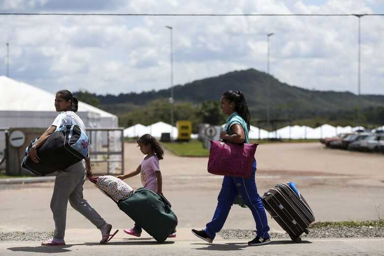 Muitos venezuelanos aproveitaram para comprar alimentos em Pacaraima (RR), cidade brasileira mais próxima