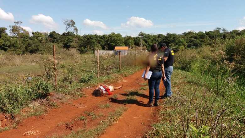 O corpo da mulher foi encontrado em um terreno, na favela Estrela Véra