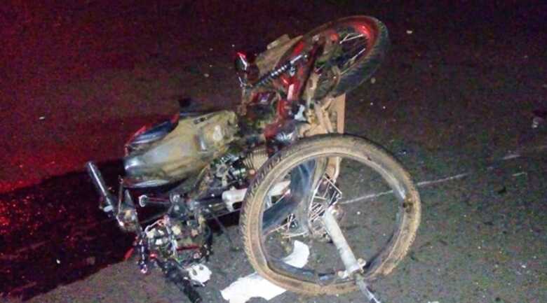 A motocicleta ficou destruída com o impacto