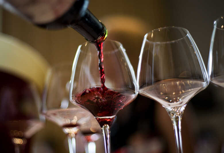 Os clientes tomaram toda a garrafa de vinho