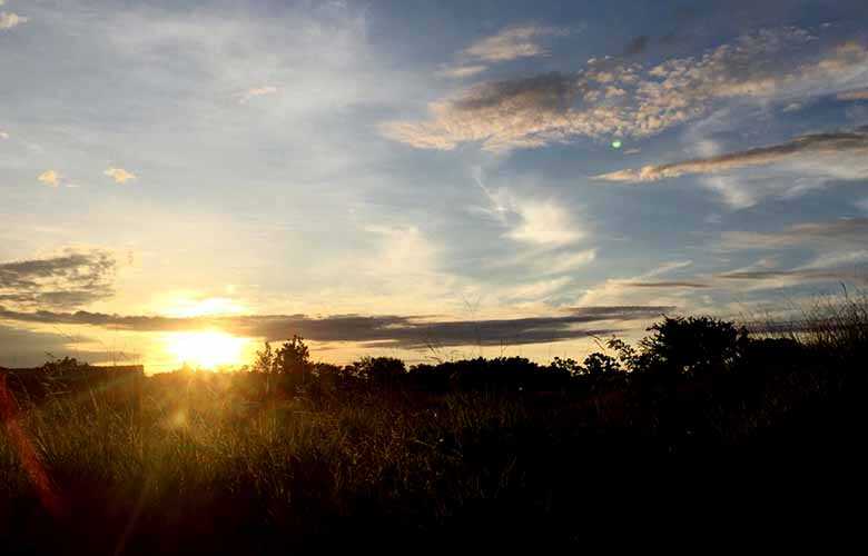 Céu fica parcialmente nublado a nublado com possibilidades de chuvas