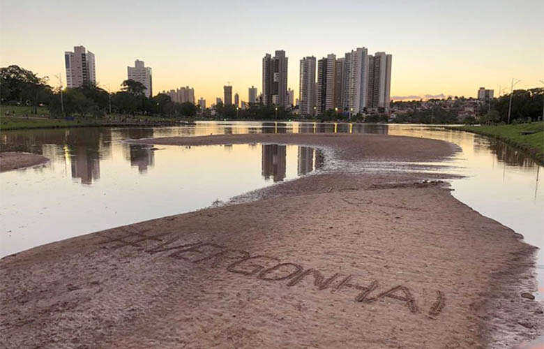 Parte do lago com mensagem de manifestação