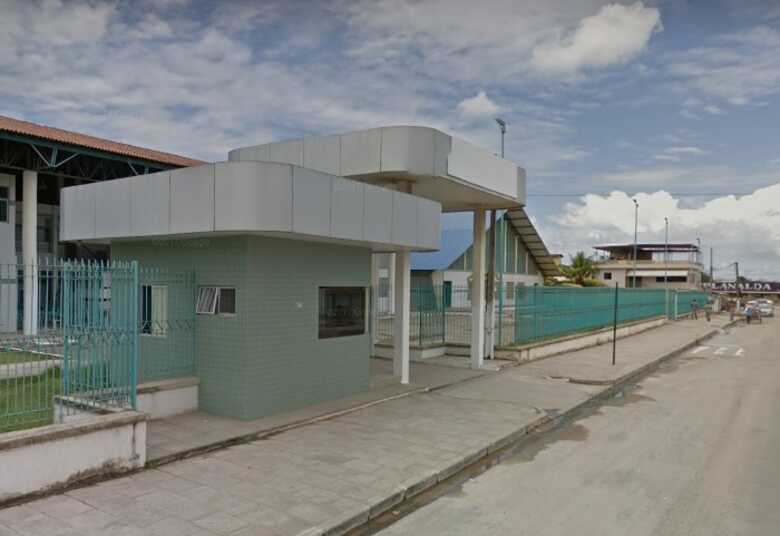 O adolescente foi alvejado quando estava dentro do banheiro da escola, na segunda-feira (20)