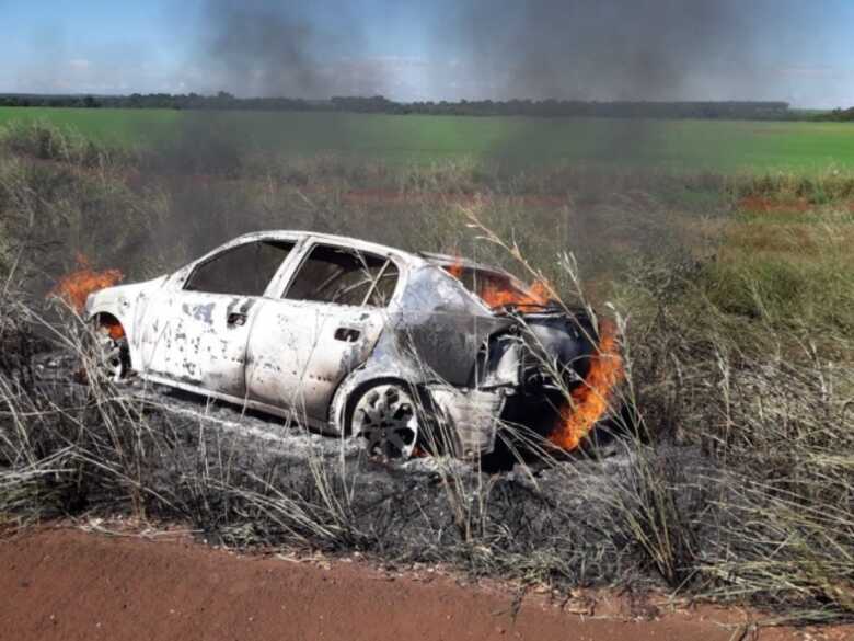 O carro pegou fogo às margens da rodovia